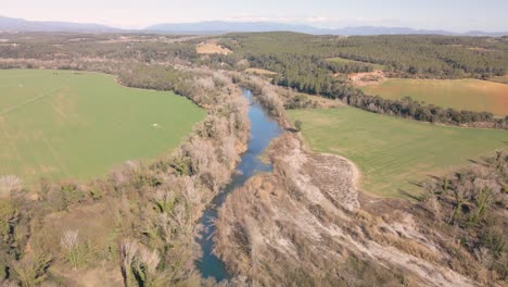 El-Fluvia-Fluss-Luftaufnahme-Der-Natur-Gesätes-Feld-Ohne-Menschen-Schneebedeckte-Pyrenäen-Im-Hintergrund