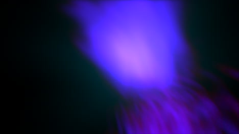 nube púrpura brillante en el cielo oscuro