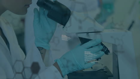 animación de procesamiento de datos médicos sobre una científica caucásica usando el microscopio en el laboratorio