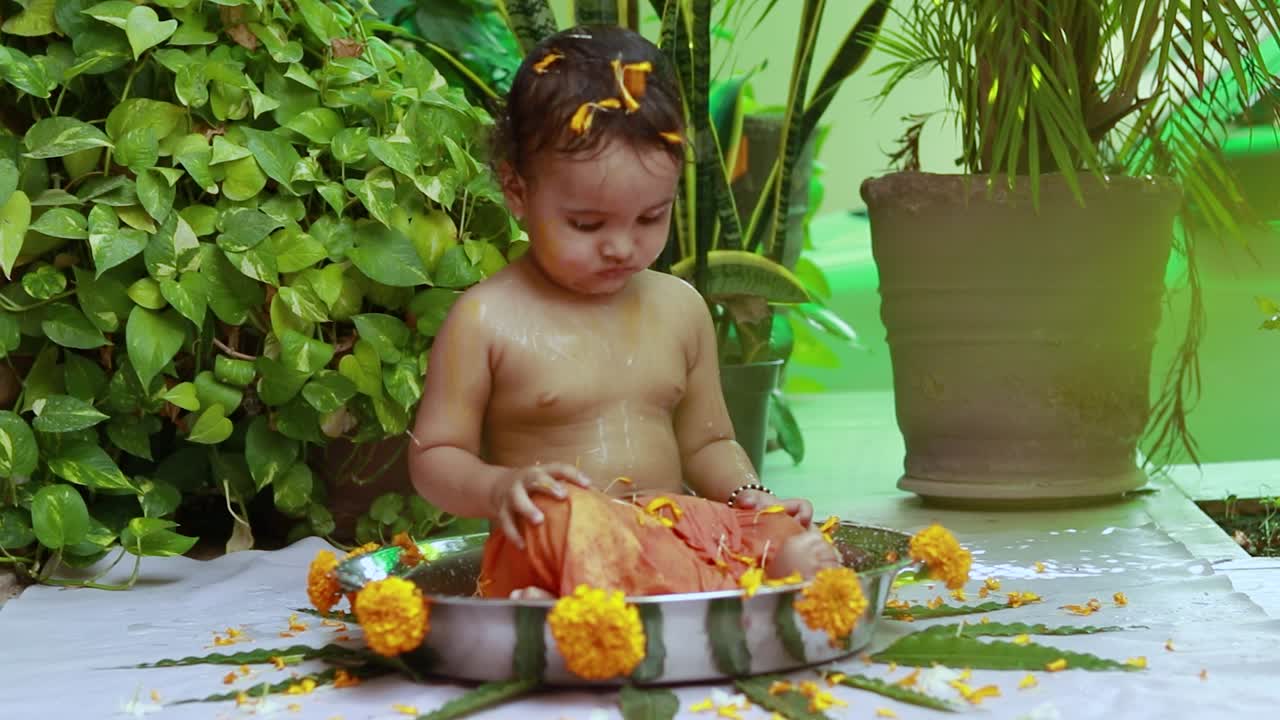 un niño pequeño lindo bañándose en una bañera decorada al aire libre desde una perspectiva única
