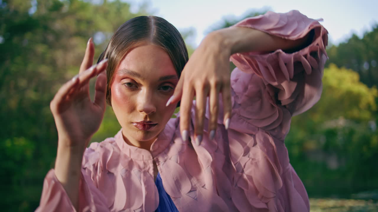 미스터리 소녀는 카메라를 보고 자연을 가까이에서 감각적으로 움직입니다. 마그네틱한 여성