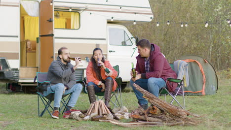 Carefree-friends-making-a-toast-with-beer