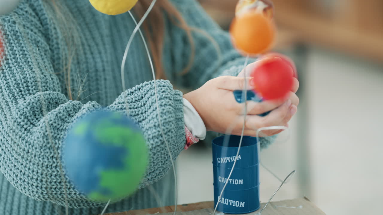 niña aprendiendo sobre el sistema solar