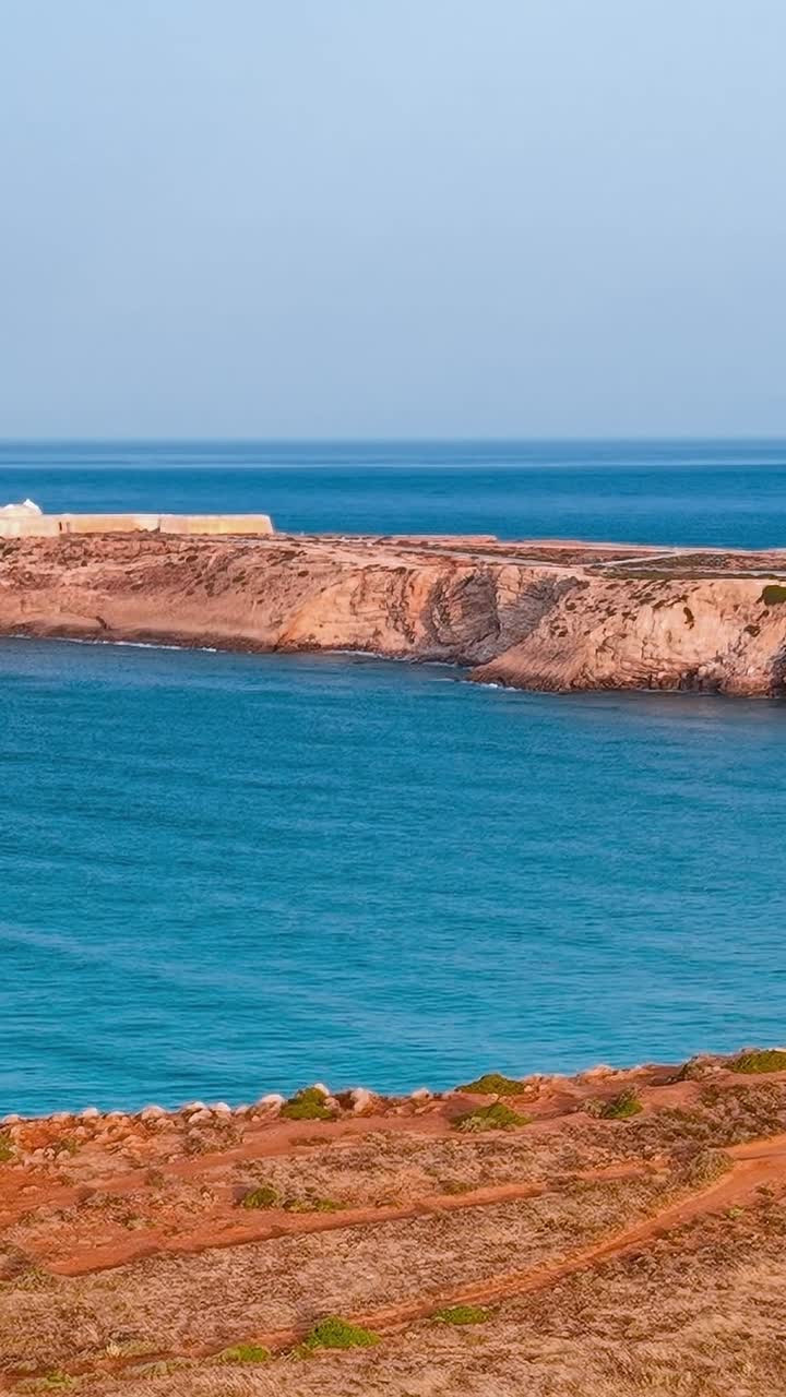 Vista costiera dell'Algarve, in Portogallo, in una giornata limpida