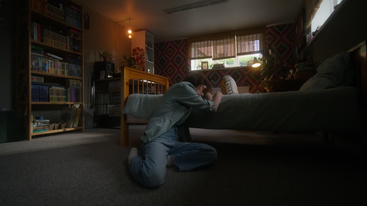 persona triste en un dormitorio