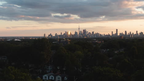 Una-Vista-Del-Horizonte-De-La-Ciudad-De-Toronto-Filmada-Desde-El-Lado-Este-En-Un-Día-Nublado