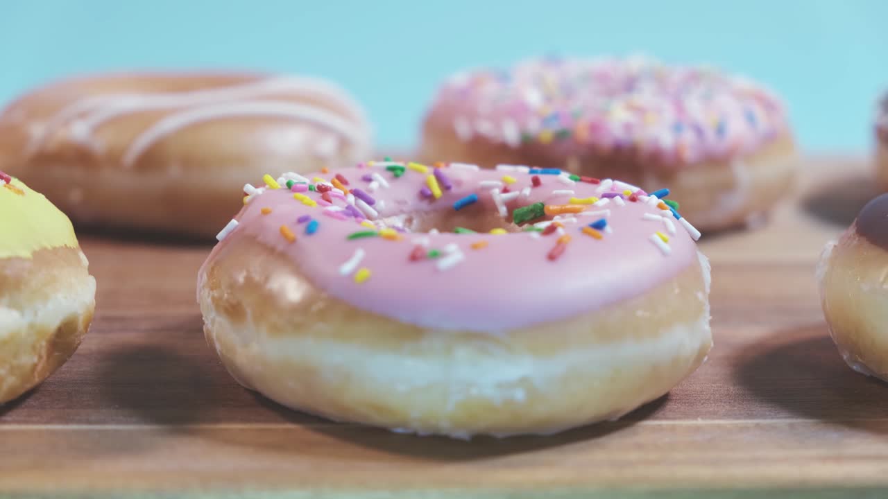 deliciosas rosquillas en una mesa de madera 4k