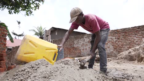 construyendo una casa tradicional en áfrica