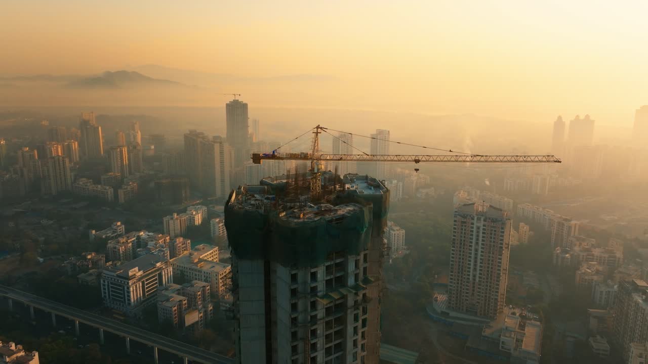 proyecto de construcción del horizonte de mumbai al amanecer