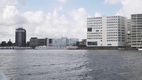 Bootsfahrt-Auf-Dem-Kanal-Durch-Amsterdam,-Niederlande-–-Pov