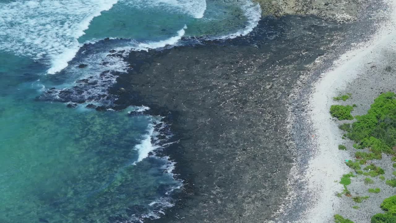 Comoros - Grande Comore - Lac Salé - waves on the closest beach