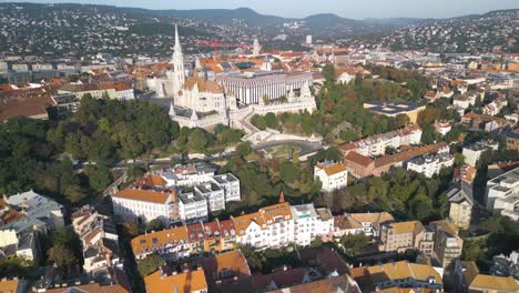 Weitwinkel-Panorama-Drohnenaufnahme-über-Der-Fischerbastei-In-Budapest