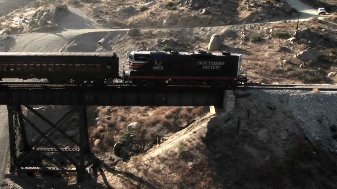 un tren de ferrocarril cruza un puente