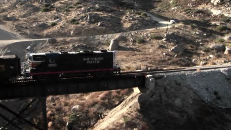 un tren de ferrocarril cruza un puente