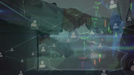 animación de procesamiento de datos en la sección media de hombre de negocios y mujer de negocios estrechando la mano