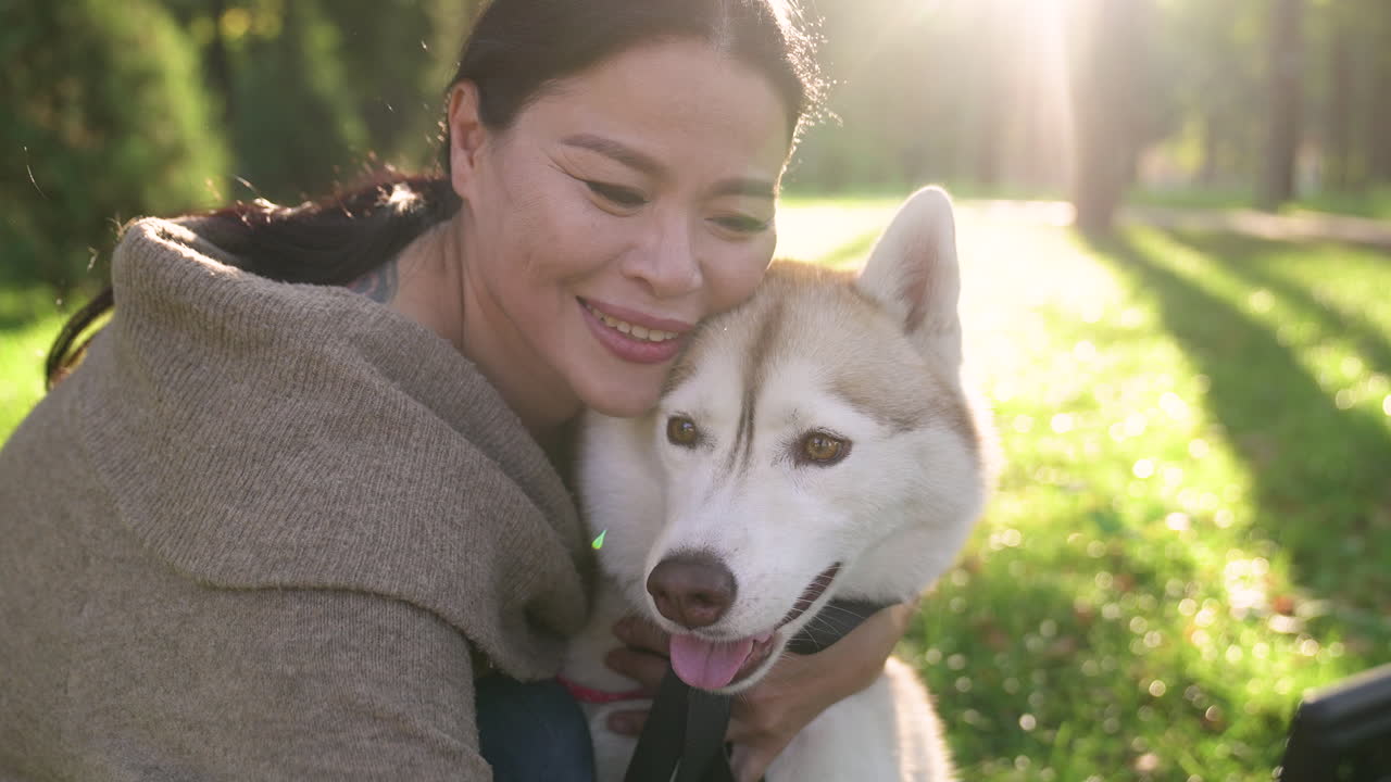 반려견 주인이 개와 함께 포즈를 취하고 있다
