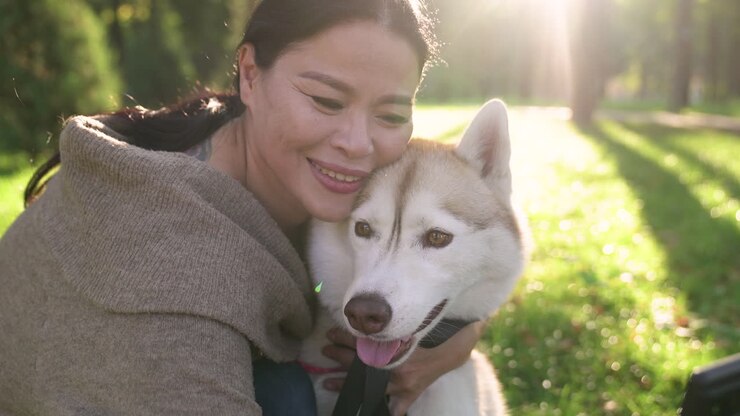 Padrona di animali domestici in posa con il suo cane
