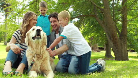 familia con perro en el parque