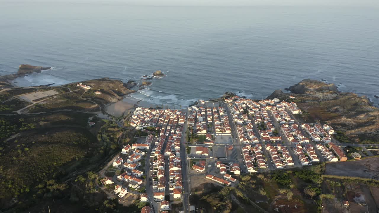 красивые обзорные кадры замбужейра-ду-мар, португалия, окружающие скалы и океан, простирающийся до горизонта