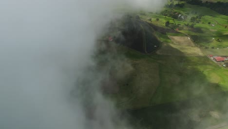 Drone-Aéreo-A-Través-De-La-Nube-Hacia-La-Montaña-Verde-Y-La-Laguna-Volcánica-En-Costa-Rica,-4k