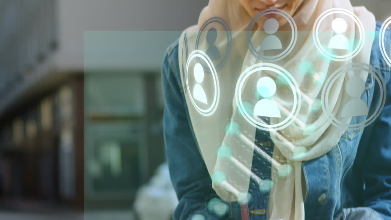 animación de iconos de los medios y cadena de adn sobre mujer de negocios biracial usando teléfono inteligente