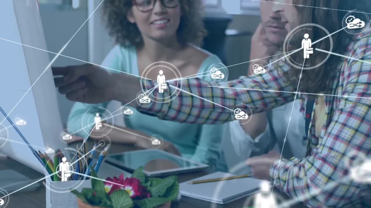animación de una red de iconos digitales sobre diversos colegas discutiendo en una computadora en la oficina