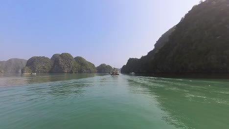 Cruise-ship-excursion-in-Vietnam's-Lan-Ha-Bay