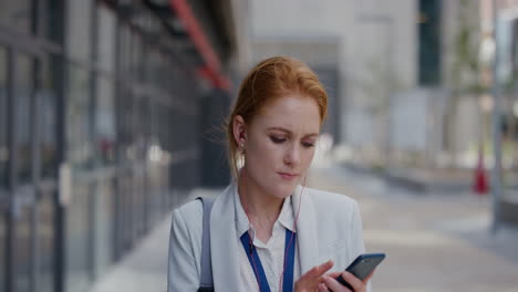 retrato profesional de una joven mujer de negocios usando un teléfono inteligente enviando mensajes de texto disfrutando escuchando música usando auriculares en una ciudad urbana relajada en cámara lenta