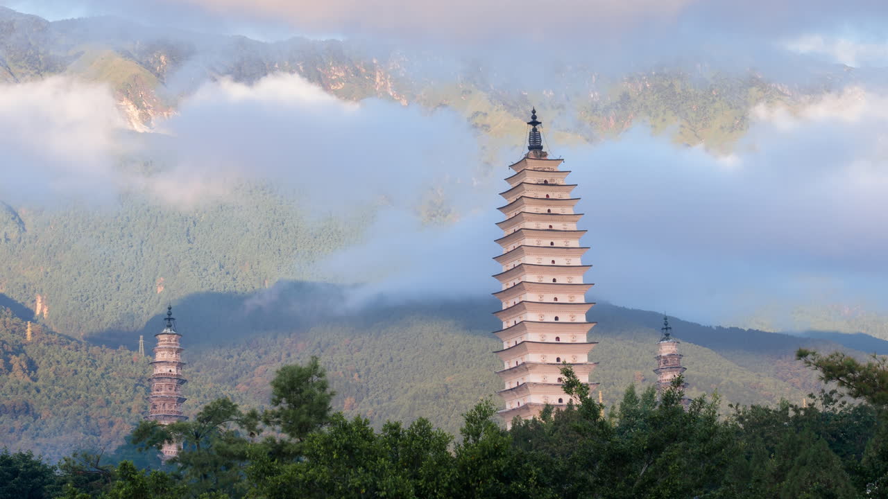 lapso de tiempo del amanecer de la pagoda del templo budista en dali, china