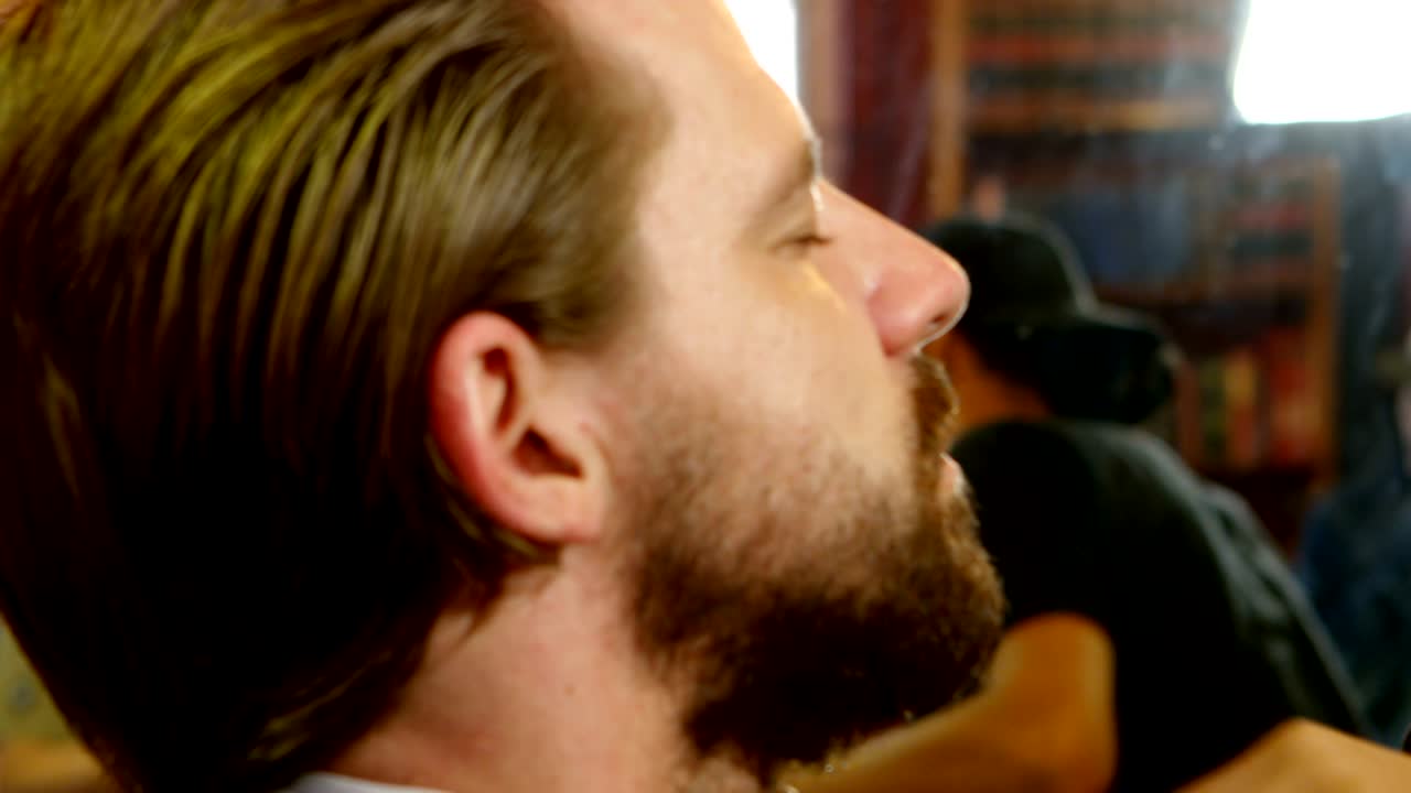 hombre recortando su bigote en el salón de peluquería 4k