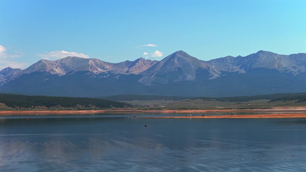 Marina del bacino idrico di Taylor Park, basso livello del lago, barche da pesca, Cime Collegiate, drone aereo, Almont, Colorado centrale, Catena del Sawatch, Montagne Rocciose, Contea di Gunnison, mattina estiva soleggiata, cielo blu, inquadratura circolare a destra