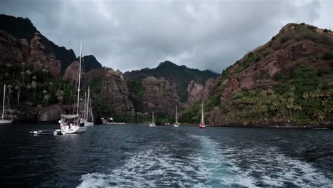 Insel-Fatu-Hiva-Im-Südpazifik-Marquesas-Inseln-Mit-Segelyachten-Vor-Anker-In-Der-Bucht-Der-Jungfrauen