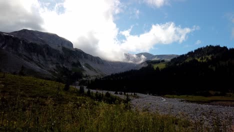 Lapso-De-Tiempo-De-Nubes-En-Movimiento-Desde-El-Bar-Indio-A-Lo-Largo-Del-Sendero-Del-País-De-Las-Maravillas-En-El-Parque-Nacional-Mt-Rainier