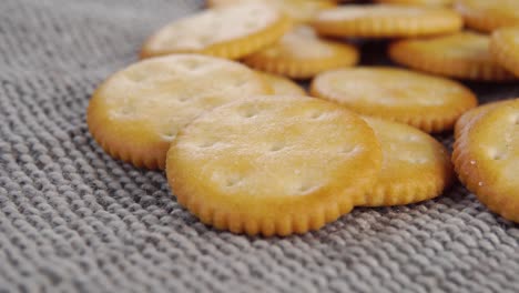 galletas redondas y crujientes en un paño de yute rústico gris. macro