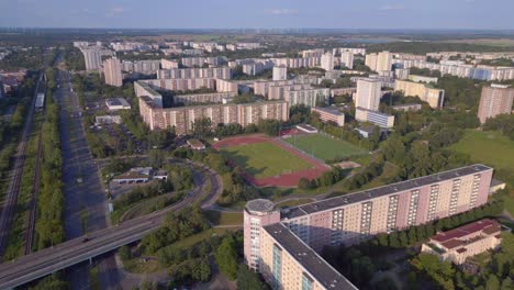 Stadtbild-Sportplatz-Inmitten-Von-Hochhäusern