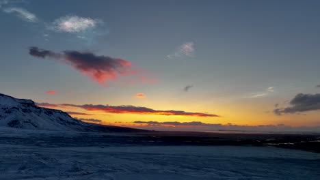 Perlmuttwolken-Bei-Sonnenaufgang-Im-Süden-Islands