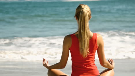 Mujer-Meditando-En-La-Playa