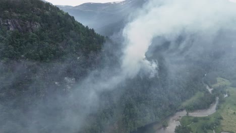 Mucho-Humo-De-Los-Incendios-Forestales-Que-Arden-En-La-Ladera-Boscosa