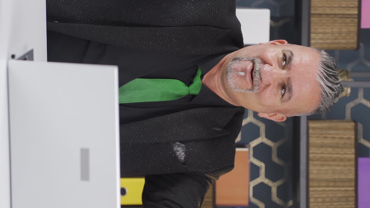 video vertical de un hombre de negocios con sueños y metas.