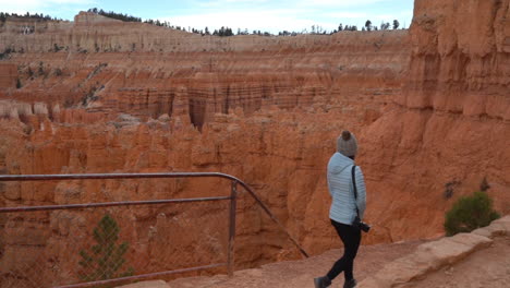 Woman-in-Bryce-Canyon-National-Park-on-Wall-Street-Hiking-Trail,-Slow-Motion,-Utah-USA