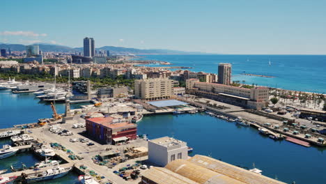 vista desde arriba del bullicioso puerto de barcelona