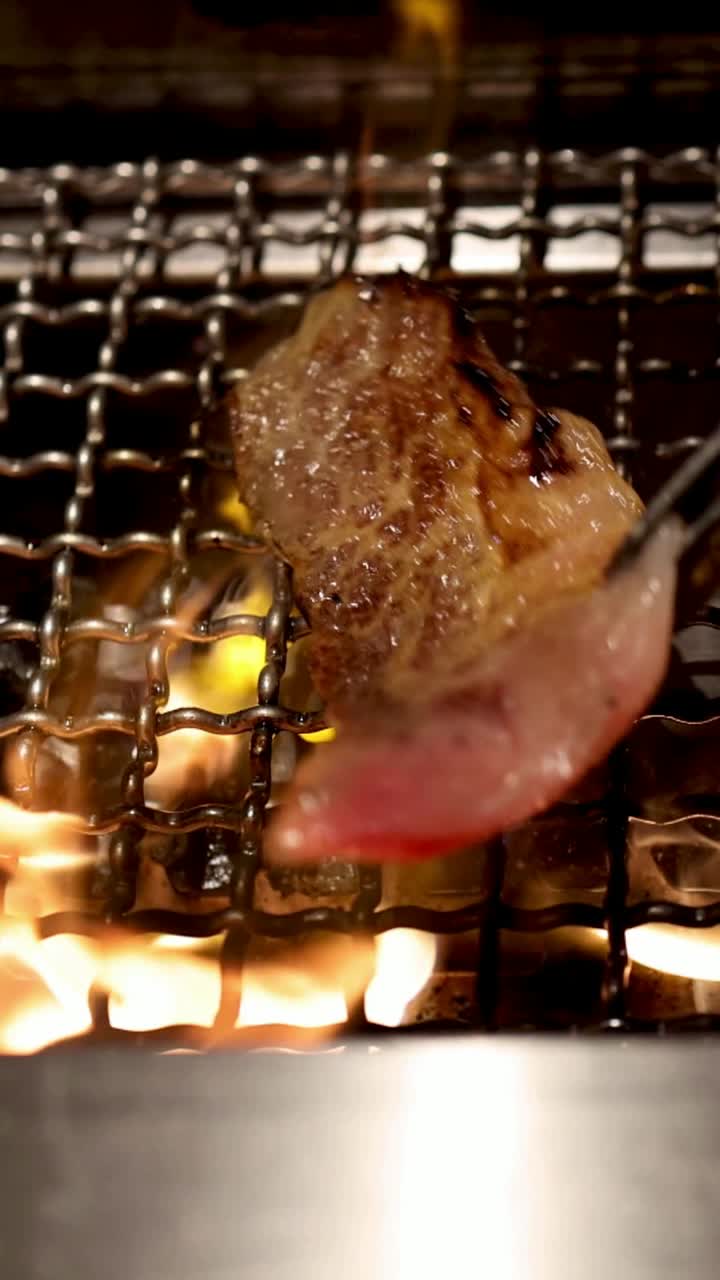 불타는 바베큐 불꽃 위 에 스테이크 가 구워지고 있다