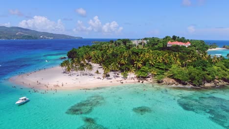 Scenic-aerial-of-exotic-Caribbean-beach-with-crystal-clear-ocean,-Cayo-Levantado
