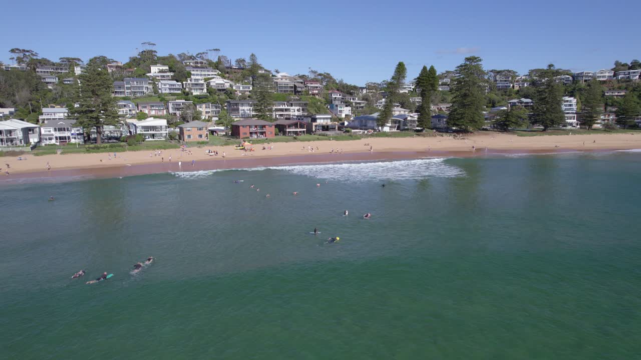 Menschen beim Schwimmen und Genießen des Sommerurlaubs am Avoca Beach an der Central Coast von NSW, Australien