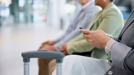 cola en el aeropuerto, teléfono y manos de la gente para viajar
