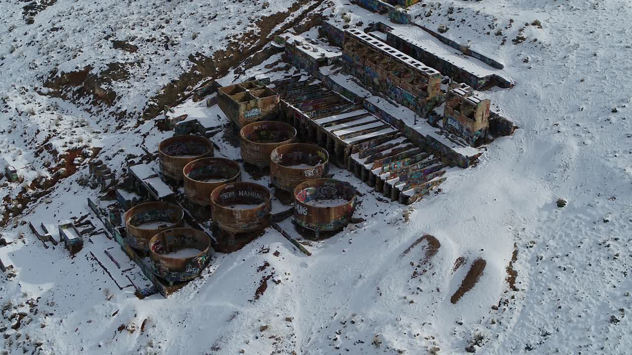 En drone kredser om det rustne gamle Tintic Mølle i Geneloa, Utah, og afslører de forfaldne vandtanke, udvaskningstanke, ristere og knuser, der blev bygget i 1920.