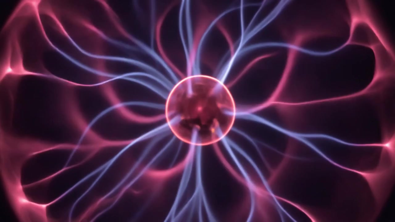 Primo piano di una sfera al plasma con filamenti elettrici luminosi