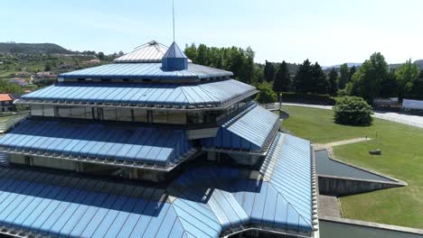 vista aérea de un moderno edificio de oficinas