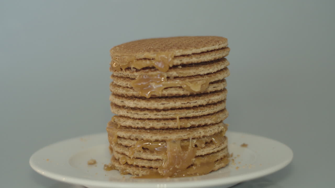 전형적인 네덜란드 쿠키인 stroopwafels 스택의 돌리