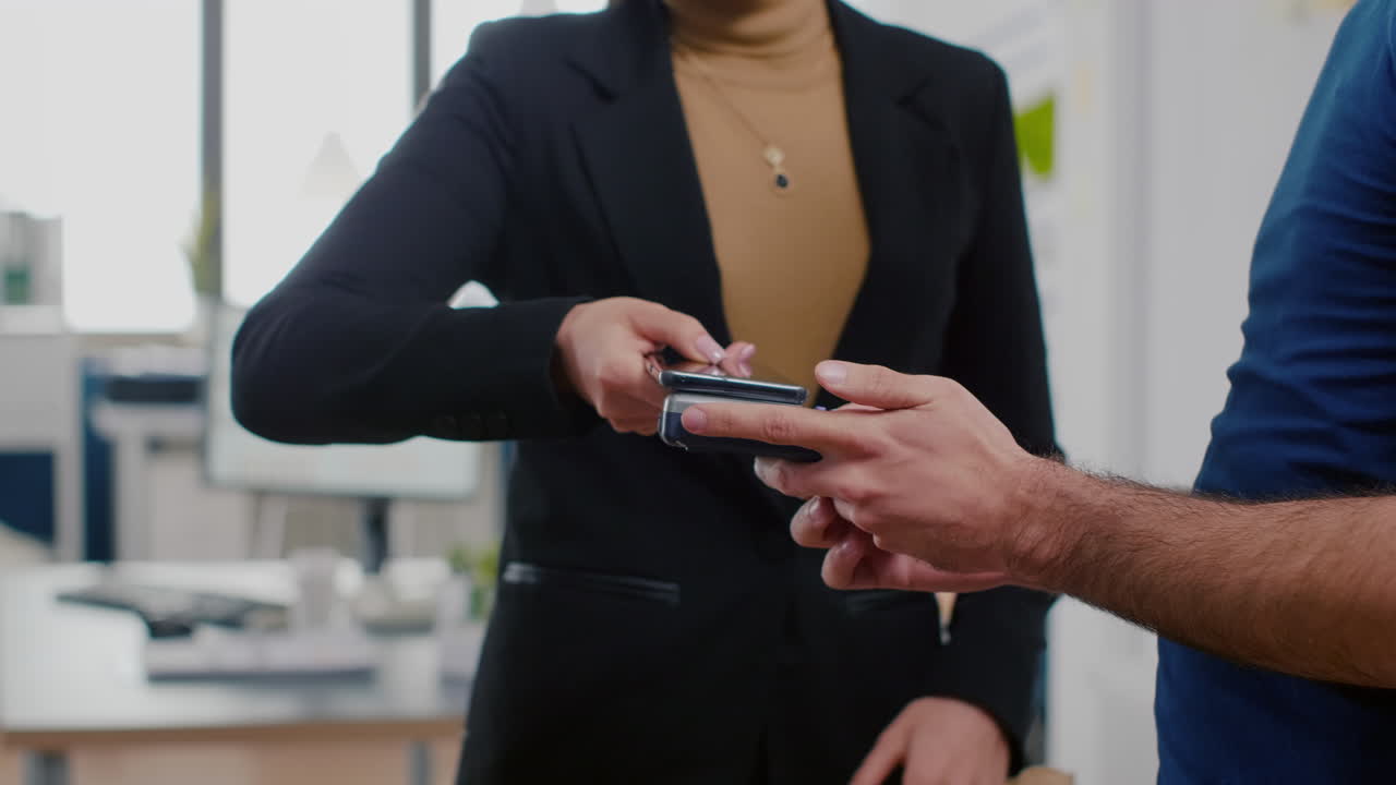 primer plano del repartidor que lleva comida para llevar a la oficina de la compañía